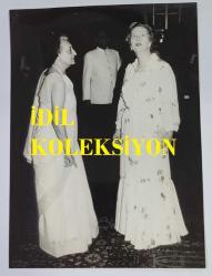 BİRLEŞİK KRALLIK ESKİ BAŞBAKANI MARGARET THATCHER'IN ORİJİNAL FOTOĞRAFI - ORIGINAL PHOTOGRAPH OF FORMER UNITED KINGDOM PRIME MINISTER MARGARET THATCHER - 16,5 x 12 cm EBADINDA - DÜNYANIN EN GÜÇLÜ KADINLARINDAN İKİSİ OLAN İNGİLİZ BAŞBAKANI MARGARET THATCHER (SAĞDA) VE HİNDİSTAN BAŞBAKANI İNDİRA GANDHİ, BAYAN THATCHER'IN NİSAN 1981'DE HİNDİSTAN'A YAPTIĞI ZİYARET SIRASINDA YENİ DELHİ'DE VERİLEN BİR DEVLET YEMEĞİNDE. İKİ KADIN, POLİTİKA KONUSUNDA BİRÇOK ÖNEMLİ KONUDA ANLAŞMAYA VARAMADI. (MRS. MARGARET THATCHER (RIGHT), THE BRITISH PRIME MINISTER, AND MRS. İNDIRA GANDHI, THE INDIAN PRIME MINISTER, TWO OF THE WORLD'S MOST POWERFUL WOMEN, AT A STATE BANQUET IN NEW DELHI, DURING MRS. THATCHER'S TRIP TO INDIA IN APRIL 1981. THE TWO LADIES FAILED TO AGREE ON SEVERAL KEY ISSUES OF POLICY. CAMERA PRESS.) - ÖZEL ARŞİV