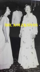 BİRLEŞİK KRALLIK ESKİ BAŞBAKANI MARGARET THATCHER'IN ORİJİNAL FOTOĞRAFI - ORIGINAL PHOTOGRAPH OF FORMER UNITED KINGDOM PRIME MINISTER MARGARET THATCHER - 16,5 x 12 cm EBADINDA - DÜNYANIN EN GÜÇLÜ KADINLARINDAN İKİSİ OLAN İNGİLİZ BAŞBAKANI MARGARET THATCHER (SAĞDA) VE HİNDİSTAN BAŞBAKANI İNDİRA GANDHİ, BAYAN THATCHER'IN NİSAN 1981'DE HİNDİSTAN'A YAPTIĞI ZİYARET SIRASINDA YENİ DELHİ'DE VERİLEN BİR DEVLET YEMEĞİNDE. İKİ KADIN, POLİTİKA KONUSUNDA BİRÇOK ÖNEMLİ KONUDA ANLAŞMAYA VARAMADI. (MRS. MARGARET THATCHER (RIGHT), THE BRITISH PRIME MINISTER, AND MRS. İNDIRA GANDHI, THE INDIAN PRIME MINISTER, TWO OF THE WORLD'S MOST POWERFUL WOMEN, AT A STATE BANQUET IN NEW DELHI, DURING MRS. THATCHER'S TRIP TO INDIA IN APRIL 1981. THE TWO LADIES FAILED TO AGREE ON SEVERAL KEY ISSUES OF POLICY. CAMERA PRESS.) - ÖZEL ARŞİV