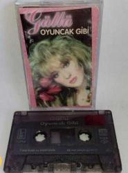 Kaset Güllü oyuncak gibi albümü. Orijinal. Dinlendi sorunsuz çalışıyor. Kartonet yorgun ve yazı var