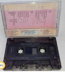 Kaset Güllü oyuncak gibi albümü. Orijinal. Dinlendi sorunsuz çalışıyor. Kartonet yorgun ve yazı var