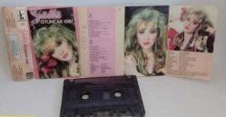 Kaset Güllü oyuncak gibi albümü. Orijinal. Dinlendi sorunsuz çalışıyor. Kartonet yorgun ve yazı var