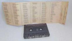 Kaset Güllü oyuncak gibi albümü. Orijinal. Dinlendi sorunsuz çalışıyor. Kartonet yorgun ve yazı var