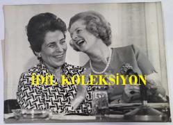 BİRLEŞİK KRALLIK ESKİ BAŞBAKANI MARGARET THATCHER'IN ORİJİNAL FOTOĞRAFI - ORIGINAL PHOTOGRAPH OF FORMER UNITED KINGDOM PRIME MINISTER MARGARET THATCHER - 20 x 15 cm EBADINDA - MUHAFAZAKAR PARTİ LİDERİ BAYAN MARGARET THATCHER, BUGÜN DRURY LANE'DEKİ NEW LONDON CENTRE'DA KADINLAR VE GÜÇ KONFERANSI'NIN AÇILIŞINI YAPTI. BAYAN MARGARET THATCHER (SAĞDA) VE FRANSA KADIN İŞLERİNDEN SORUMLU DEVLET SEKRETERİ BAYAN FRANCOİSE GİROUD, KONFERANSTA KENDİLERİNİ EĞLENDİRECEK BİR ŞEYLER BULDULAR. İNGİLTERE SİYASİ TARİHİ - (MR. MARGARET THATCHER, LEADER OF THE CONSERVATIVE PARTY, TODAY OPENED THE WOMEN AND POWER CONFERENCE, AT THE NEW LONDON CENTRE, DRURY LANE. MRS MARGARET THATCHER (RIGHT) AND MADAME FRANCOISE GIROUD, THE FRENCH SECRETARY OF STATE FOR WOMEN'S AFFAIRS, FOUND SOMETHING TO AMUSE THEM AT THE CONFERENCE TODAY. APRIL 24th. 1975) - ÖZEL ARŞİV