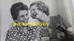 BİRLEŞİK KRALLIK ESKİ BAŞBAKANI MARGARET THATCHER'IN ORİJİNAL FOTOĞRAFI - ORIGINAL PHOTOGRAPH OF FORMER UNITED KINGDOM PRIME MINISTER MARGARET THATCHER - 20 x 15 cm EBADINDA - MUHAFAZAKAR PARTİ LİDERİ BAYAN MARGARET THATCHER, BUGÜN DRURY LANE'DEKİ NEW LONDON CENTRE'DA KADINLAR VE GÜÇ KONFERANSI'NIN AÇILIŞINI YAPTI. BAYAN MARGARET THATCHER (SAĞDA) VE FRANSA KADIN İŞLERİNDEN SORUMLU DEVLET SEKRETERİ BAYAN FRANCOİSE GİROUD, KONFERANSTA KENDİLERİNİ EĞLENDİRECEK BİR ŞEYLER BULDULAR. İNGİLTERE SİYASİ TARİHİ - (MR. MARGARET THATCHER, LEADER OF THE CONSERVATIVE PARTY, TODAY OPENED THE WOMEN AND POWER CONFERENCE, AT THE NEW LONDON CENTRE, DRURY LANE. MRS MARGARET THATCHER (RIGHT) AND MADAME FRANCOISE GIROUD, THE FRENCH SECRETARY OF STATE FOR WOMEN'S AFFAIRS, FOUND SOMETHING TO AMUSE THEM AT THE CONFERENCE TODAY. APRIL 24th. 1975) - ÖZEL ARŞİV