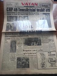 Vatan Gazetesi - Turkish Newspaper - 31 Aralık 1960 - harp içindeyiz yazan Ahmet Emin Yalman Başmakale - CHP 49 temsilcisini tespit etti - Nüvit Yetkin Kasım Gülek Coşkun Kırca Doğan Avcıoğlu Fotoğrafı - Kırşehir'de de chp'nin desteklediği aday kazandı - dünyada dava rekoru Türkiye'de yılda 2 milyon davaya bakılıyor - Harward asabiye mütehassısı Raymond Adams Cemal Gürsel tamamen iyileşti gelmeme gerek kalmadı dedi - kurucu meclisteki lider İsmet İnönü fotoğraf - Türkiye'ye 250 milyon dolar yardım yapılıyor - bu gece Yeni yıla giriyoruz - şehit er Vasil Harizanos defnedildi Fotoğrafı - İstanbul'da üniversite seçimine itiraz edildi - kağnı gölgesindeki it yazan Aziz Nesin yazı dizisi - 27 Mayıs sembolize eden büyük bir anıt yapılacak - Kayserili apikoğlu sucukları - DYO boya - Mithatpaşa stadı'nda Galatasaray Beşiktaş maçı - Galatasaray'da Turgay Şeren oynayamayacak - Beşiktaş antrenörü Sandro Puppo Galatasaray çok kuvvetli dedi - Fenerbahçe'nin bugünkü rakibi Kasımpaşa - Şevket Soley