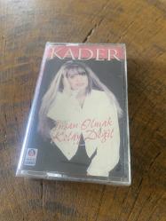 KADER - İNSAN OLMAK KOLAY DEĞİL - KASET (JELATİNİNDE)
