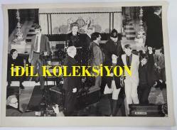 BİRLEŞİK KRALLIK ESKİ BAŞBAKANI MARGARET THATCHER'IN ORİJİNAL FOTOĞRAFI - ORIGINAL PHOTOGRAPH OF FORMER UNITED KINGDOM PRIME MINISTER MARGARET THATCHER - 20 x 15 cm EBADINDA - MARGARET THATCHER, KİLİSEDEYKEN. 4 MART ÇARŞAMBA GÜNÜ LONDRA'DAKİ CHARON OF ST. LAWRENCE YAHUDİ KİLİSESİ'NDE ENFLASYON ÜZERİNE VAAZ VEREN BAŞBAKAN'IN KONUŞMASI, GENÇ GÖSTERİCİLERİN PROTESTOSUYLA KESİNTİYE UĞRADI. BEŞ ERKEK VE İKİ KADIN, SLOGAN ATTIKTAN SONRA KİLİSEDEN ÇIKARILDI. - İNGİLTERE SİYASİ TARİHİ - (A PROTEST BY YOUNG DEMONSRATONS INTERRUPLED THE PRIME MINISTER DURING HER SERMON ON THE INFLATION AT THE CHARON OF ST. LAWRENCE JEWRY IN THE CITY OF LOND ON WEDNESDAY 4TH MARCH. FIVE MEN AND TWO WOMEN WERE EASCORTED FROM THE CHURCH AFTER THEY HAD CHANTED. MARCH 1981.) - ÖZEL ARŞİV