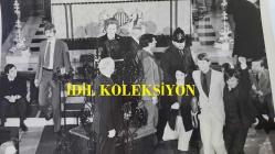 BİRLEŞİK KRALLIK ESKİ BAŞBAKANI MARGARET THATCHER'IN ORİJİNAL FOTOĞRAFI - ORIGINAL PHOTOGRAPH OF FORMER UNITED KINGDOM PRIME MINISTER MARGARET THATCHER - 20 x 15 cm EBADINDA - MARGARET THATCHER, KİLİSEDEYKEN. 4 MART ÇARŞAMBA GÜNÜ LONDRA'DAKİ CHARON OF ST. LAWRENCE YAHUDİ KİLİSESİ'NDE ENFLASYON ÜZERİNE VAAZ VEREN BAŞBAKAN'IN KONUŞMASI, GENÇ GÖSTERİCİLERİN PROTESTOSUYLA KESİNTİYE UĞRADI. BEŞ ERKEK VE İKİ KADIN, SLOGAN ATTIKTAN SONRA KİLİSEDEN ÇIKARILDI. - İNGİLTERE SİYASİ TARİHİ - (A PROTEST BY YOUNG DEMONSRATONS INTERRUPLED THE PRIME MINISTER DURING HER SERMON ON THE INFLATION AT THE CHARON OF ST. LAWRENCE JEWRY IN THE CITY OF LOND ON WEDNESDAY 4TH MARCH. FIVE MEN AND TWO WOMEN WERE EASCORTED FROM THE CHURCH AFTER THEY HAD CHANTED. MARCH 1981.) - ÖZEL ARŞİV