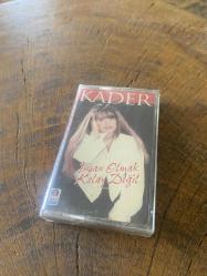 KADER - İNSAN OLMAK KOLAY DEĞİL - KASET (JELATİNİNDE)