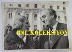 Efemera - BİRLEŞİK KRALLIK ESKİ BAŞBAKANI MARGARET THATCHER'IN ORİJİNAL FOTOĞRAFI - ORIGINAL PHOTOGRAPH OF FORMER UNITED KINGDOM PRIME MINISTER MARGARET THATCHER - 20 x 15 cm EBADINDA - İNGİLTERE'NİN EASTBOURNE SAHİLİNDE, 8 ŞUBAT CUMARTESİ GÜNÜ, MUHAFAZAKAR PARTİ LİDERLİK YARIŞINDA BEŞ ADAYDAN İKİSİ OLAN MARGARET THATCHER VE WİLLİAM WHİTELAW YÜZ YÜZE GÖRÜŞTÜLER. HER İKİSİ DE DAHA ÖNCE KASABANIN KONGRE TİYATROSU'NDA DÜZENLENEN GENÇ MUHAFAZAKARLAR KONFERANSINDA KONUŞMA YAPMIŞTI.. - İNGİLTERE SİYASET TARİHİ - (MEETING FACE-TO-FACE ON EASTBOURNE SEAFRONT, ENGLAND, SATURDAY FEB. 8TH, IS 1S MRS MARGARET THATCHER AND WILLIAM WHITELAW, TWO OF THE FIVE CONTENDERS FOR THE CONSERVATIVE PARTY LEADERSHIP BATTLE. THEY HAD BOTH SPOKEN EARLIER AT THE YOUNG CONSERVATIVES CONFERENCE AT THE TOWN'S CONGRESS THEATRE.) - ÖZEL ARŞİV - kitantik - kitaLog