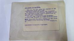 BİRLEŞİK KRALLIK ESKİ BAŞBAKANI MARGARET THATCHER'IN ORİJİNAL FOTOĞRAFI - ORIGINAL PHOTOGRAPH OF FORMER UNITED KINGDOM PRIME MINISTER MARGARET THATCHER - 20 x 15 cm EBADINDA - DÜN MUHAFAZAKAR PARTİ'DE BÜYÜK BİR KARGAŞA YAŞANDI. ŞANS GETİREN SİYAH KEDİ MASKOTU, WESTMİNSTER'DAKİ CENTRAL HALL'DA DÜZENLENEN MUHAFAZAKAR KADINLAR KONFERANSI'NDAN AYRILIRKEN BİR DELEGE TARAFINDAN BAYAN MARGARET THATCHER'A TAKDİM EDİLDİ. SALON, SAĞCI KADINLARIN TERCİH ETTİĞİ TÜYLÜ, ÇİÇEKLİ ŞAPKALARLA DOLUYDU. BAYAN THATCHER, DÜNKÜ TOPLANTIDAN SONRA SİYAH KEDİ MASKOTUNU ELİNDE TUTUYOR. - İNGİLTERE SİYASET TARİHİ - (THIS WAS THE CAT AMONG THE PIGEONS OF THE CONSERVATIVE PARTY YESTERDAY. THE LUCKY BLACK CAT MASCOT WAS PRESENTED BY A DELEGATE TO MRS. MARGARET THATCHER AS SHE LEFT THE CONSERVATIVE WOMEN'S CONFERENCE AT CENTRAL HALL, WESTMINSTER. THE HALL WAS A SEA OF THOSE FEATHERY, FLOWERY HATS FAVOURED BY RIGHT-THINKING WOMEN. MRS THATCHER HOLDING UP THE BLACK CA MASCOT AFTER YESTERDAY MEETING.) - ÖZEL ARŞİV