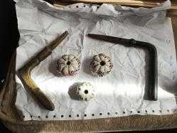 Osmanlı dönemi el yapımı  iki adet kapı kolu ve  el işlemeli  porselen dolap düğmesi