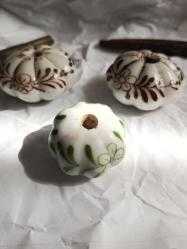 Osmanlı dönemi el yapımı  iki adet kapı kolu ve  el işlemeli  porselen dolap düğmesi