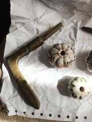 Osmanlı dönemi el yapımı  iki adet kapı kolu ve  el işlemeli  porselen dolap düğmesi