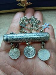 GÜMÜŞ HAMAYIL, EKSİKSİZ, TILSIM VEYAHUT AYET YAZILIP BOYUNA ASILAN