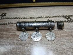 GÜMÜŞ HAMAYIL, EKSİKSİZ, TILSIM VEYAHUT AYET YAZILIP BOYUNA ASILAN