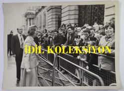 BİRLEŞİK KRALLIK ESKİ BAŞBAKANI MARGARET THATCHER'IN ORİJİNAL FOTOĞRAFI - ORIGINAL PHOTOGRAPH OF FORMER UNITED KINGDOM PRIME MINISTER MARGARET THATCHER - 20 x 15 cm EBADINDA - MARGARET THATCHER, CUMA GÜNÜ (4-5-1979) RESMEN İNGİLTERE'NİN İLK KADIN BAŞBAKANI OLDU VE GÖREVDEN ALINAN BAŞBAKAN JAMES CALLAGHAN TARAFINDAN HEMEN TEBRİK EDİLDİ. KRALİÇEYE İSTİFASINI SUNAN BAY CALLAGHAN ŞUNLARI SÖYLEDİ: 