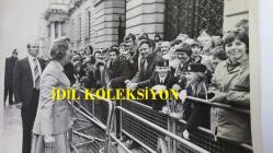 BİRLEŞİK KRALLIK ESKİ BAŞBAKANI MARGARET THATCHER'IN ORİJİNAL FOTOĞRAFI - ORIGINAL PHOTOGRAPH OF FORMER UNITED KINGDOM PRIME MINISTER MARGARET THATCHER - 20 x 15 cm EBADINDA - MARGARET THATCHER, CUMA GÜNÜ (4-5-1979) RESMEN İNGİLTERE'NİN İLK KADIN BAŞBAKANI OLDU VE GÖREVDEN ALINAN BAŞBAKAN JAMES CALLAGHAN TARAFINDAN HEMEN TEBRİK EDİLDİ. KRALİÇEYE İSTİFASINI SUNAN BAY CALLAGHAN ŞUNLARI SÖYLEDİ: 