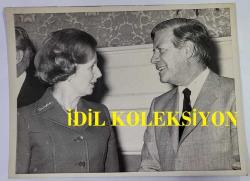 BİRLEŞİK KRALLIK ESKİ BAŞBAKANI MARGARET THATCHER'IN ORİJİNAL FOTOĞRAFI - ORIGINAL PHOTOGRAPH OF FORMER UNITED KINGDOM PRIME MINISTER MARGARET THATCHER - 20 x 15 cm EBADINDA - İNGİLTERE BAŞBAKANI MARGARET THATCHER (BU GÖREVİ ÜSTLENEN İLK KADIN), 11 MAYIS'TA LONDRA'DAKİ DOWNİNG STREET 10 NUMARADA BATI ALMANYA ŞANSÖLYESİ HELMUT SCHMİDT İLE SOHBET ETTİ. ŞANSÖLYE, YENİ İNGİLİZ BAŞBAKANI'NI ZİYARET EDEN İLK YABANCI LİDERDİ. - İNGİLTERE SİYASET TARİHİ - (BRITISH PRIME MINISTER MARGARET THATCHER FIRST WOMAN EVER TO HOLD THIS OFFICE CHATS WITH THE WEST GERMAN CHANCELLOR HELMUT SCHMIDT AT NUMBER 10, DOWNING STREET, LONDON, MAY 11. THE CHANCELLOR WAS THE FIRST FOREIGN LEADER TO CALL ON THE NEW BRITISH PREMIER.) - ÖZEL ARŞİV