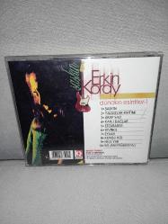 CD Erkin Koray dünden esintiler 1 şaşkın albümü. Orijinal. kartonet tertemiz. Dinlemeyi etkilemeyen çizikler var sorunsuz çalışıyor.