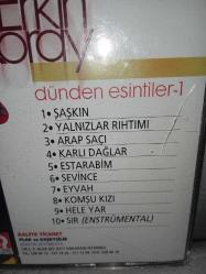 CD Erkin Koray dünden esintiler 1 şaşkın albümü. Orijinal. kartonet tertemiz. Dinlemeyi etkilemeyen çizikler var sorunsuz çalışıyor.