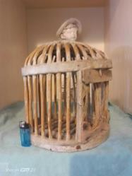 Çok eski kuş kafesi. Ahşap.