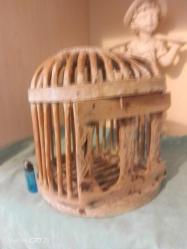 Çok eski kuş kafesi. Ahşap.