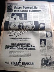 Hürriyet Gazetesi - Turkish Newspaper - 4 Kasım 1982 - kansızlar ateş açarak Köln konsolosluk binamızı bastı Fotoğrafı - Alman polisi çevreyi kordon altına aldı - İşte Dev Sol militanı Fotoğrafı - konsolosluk binasının civarına gelen  yüzleri maskeli grup slogan attı Fotoğrafı - Kenan Evren dün de Edirne'de konuştu ordu kışla'ya dönme hazırlığını tamamladı - saat 11.00'de Taksim'de Kenan Evren buradan konuşacak Fotoğrafı - profesör Kaya Çilingiroğlu'nun oğlu Kaya Çilingiroğlu ve arkadaşları tarafından dövülen gazeteci Bediz Doğan Fotoğrafı - saraydaki içgüveyler derleyen Azize Bergin - TKP'nin 28 üyesi yakalandı - Karadeniz Üniversitesi rektörlüğünün kararıyla 23 öğretim üyesinin görevine son verildi - olaylar ve insanlar yazan Hasan Pulur - Ege Üniversitesi vakıf kuruyor - Yaşar holding'in düzenlediği yönetimi geliştirme semineri başladı - Galatasaray Austria Wien'i yendi ama yine de elendi Fotoğrafı - bir zamanlar Celal Bayar'ın atlarına bakan Ahmet Atman şimdi sefalet içinde Foto