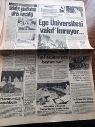 Hürriyet Gazetesi - Turkish Newspaper - 4 Kasım 1982 - kansızlar ateş açarak Köln konsolosluk binamızı bastı Fotoğrafı - Alman polisi çevreyi kordon altına aldı - İşte Dev Sol militanı Fotoğrafı - konsolosluk binasının civarına gelen  yüzleri maskeli grup slogan attı Fotoğrafı - Kenan Evren dün de Edirne'de konuştu ordu kışla'ya dönme hazırlığını tamamladı - saat 11.00'de Taksim'de Kenan Evren buradan konuşacak Fotoğrafı - profesör Kaya Çilingiroğlu'nun oğlu Kaya Çilingiroğlu ve arkadaşları tarafından dövülen gazeteci Bediz Doğan Fotoğrafı - saraydaki içgüveyler derleyen Azize Bergin - TKP'nin 28 üyesi yakalandı - Karadeniz Üniversitesi rektörlüğünün kararıyla 23 öğretim üyesinin görevine son verildi - olaylar ve insanlar yazan Hasan Pulur - Ege Üniversitesi vakıf kuruyor - Yaşar holding'in düzenlediği yönetimi geliştirme semineri başladı - Galatasaray Austria Wien'i yendi ama yine de elendi Fotoğrafı - bir zamanlar Celal Bayar'ın atlarına bakan Ahmet Atman şimdi sefalet içinde Foto