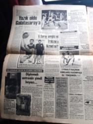 Hürriyet Gazetesi - Turkish Newspaper - 4 Kasım 1982 - kansızlar ateş açarak Köln konsolosluk binamızı bastı Fotoğrafı - Alman polisi çevreyi kordon altına aldı - İşte Dev Sol militanı Fotoğrafı - konsolosluk binasının civarına gelen  yüzleri maskeli grup slogan attı Fotoğrafı - Kenan Evren dün de Edirne'de konuştu ordu kışla'ya dönme hazırlığını tamamladı - saat 11.00'de Taksim'de Kenan Evren buradan konuşacak Fotoğrafı - profesör Kaya Çilingiroğlu'nun oğlu Kaya Çilingiroğlu ve arkadaşları tarafından dövülen gazeteci Bediz Doğan Fotoğrafı - saraydaki içgüveyler derleyen Azize Bergin - TKP'nin 28 üyesi yakalandı - Karadeniz Üniversitesi rektörlüğünün kararıyla 23 öğretim üyesinin görevine son verildi - olaylar ve insanlar yazan Hasan Pulur - Ege Üniversitesi vakıf kuruyor - Yaşar holding'in düzenlediği yönetimi geliştirme semineri başladı - Galatasaray Austria Wien'i yendi ama yine de elendi Fotoğrafı - bir zamanlar Celal Bayar'ın atlarına bakan Ahmet Atman şimdi sefalet içinde Foto