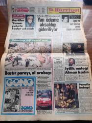 Hürriyet Gazetesi - Turkish Newspaper - 4 Kasım 1982 - kansızlar ateş açarak Köln konsolosluk binamızı bastı Fotoğrafı - Alman polisi çevreyi kordon altına aldı - İşte Dev Sol militanı Fotoğrafı - konsolosluk binasının civarına gelen  yüzleri maskeli grup slogan attı Fotoğrafı - Kenan Evren dün de Edirne'de konuştu ordu kışla'ya dönme hazırlığını tamamladı - saat 11.00'de Taksim'de Kenan Evren buradan konuşacak Fotoğrafı - profesör Kaya Çilingiroğlu'nun oğlu Kaya Çilingiroğlu ve arkadaşları tarafından dövülen gazeteci Bediz Doğan Fotoğrafı - saraydaki içgüveyler derleyen Azize Bergin - TKP'nin 28 üyesi yakalandı - Karadeniz Üniversitesi rektörlüğünün kararıyla 23 öğretim üyesinin görevine son verildi - olaylar ve insanlar yazan Hasan Pulur - Ege Üniversitesi vakıf kuruyor - Yaşar holding'in düzenlediği yönetimi geliştirme semineri başladı - Galatasaray Austria Wien'i yendi ama yine de elendi Fotoğrafı - bir zamanlar Celal Bayar'ın atlarına bakan Ahmet Atman şimdi sefalet içinde Foto