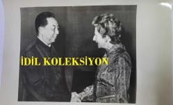 BİRLEŞİK KRALLIK ESKİ BAŞBAKANI MARGARET THATCHER'IN ORİJİNAL FOTOĞRAFI - ORIGINAL PHOTOGRAPH OF FORMER UNITED KINGDOM PRIME MINISTER MARGARET THATCHER - 21 x 15 cm EBADINDA - ÇİN LİDERİ BAYAN THATCHER'I SELAMLADI... ÇİN LİDERİ HUA KUO-FENG, 9 NİSAN'DA PEKİN'DE İNGİLİZ MUHAFAZAKAR PARTİ LİDERİ BAYAN MARGARET THATCHER'I SELAMLADI. BAYAN THATCHER ŞU ANDA ÇİN TURUNDA. - İNGİLTERE SİYASET TARİHİ (CHINESE LEADER GREETS MRS. THATCHER... CHENESE LEADER HUA KUO-FENG GREETS BRITISH CONSERVATIVE PARTY LEADER, MRS. MARGARET THATCHER IN PEKING, APRIL 9. MRS. THATCHER IS CURRENTLY ON A TOUR IN CHINA..) - ÖZEL ARŞİV