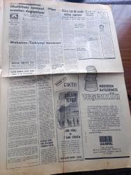 Milliyet Gazetesi - Turkish Newspaper - 29 Aralık 1965 - Nihat Erim'e karşı Talat Asal bir hayli hırçındı - Amerikan başkanı Johnson'un İsmet İnönü'ye yazdığı mektubun açıklanması reddedildi - İki yıldan beri Kıbrıs'a girebilen ilk Türk gazetecisi Sami Kohen yazıyor - Makarios Türkiye'yi muhatap tanımam dedi fotoğraf - Gazanfer Bilge'yi vuran ele geçti Fotoğrafı - Süleyman Demirel açıklamaya karşı - Cemal Gürsel sonu iyi olur inşallah - tiyatro politika hukuk yazan Doçent Doktor Bülent Daver - Kaç buçuk yazan Refik Erduran - Kıbrıs için iki yerde miting yapıyor - Eusebio yılın futbolcu seçildi fotoğraf - Türkiye'de yılın sporcusu anketinde Kemal Öncü Turgay Şeren Ahmet Ayık ve Orhan Aydın çekişiyor Fotoğrafı - Galatasaraylılar PTT'den çekiniyor - futbol federasyonu şampiyon takımların futbolcularına da madalya verecek - İtalya'da günün hadisesi Lazio'nun Napoli'yi yenmesi - Macar asıllı santrafor İgnace Todor geliyor - Facchetti nasıl gol atıyor yazan Gündüz Kılıç - Toto'da 13 bilenler