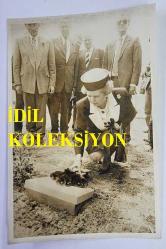 BİRLEŞİK KRALLIK ESKİ BAŞBAKANI MARGARET THATCHER'IN ORİJİNAL FOTOĞRAFI - ORIGINAL PHOTOGRAPH OF FORMER UNITED KINGDOM PRIME MINISTER MARGARET THATCHER - 18 x 12 cm EBADINDA - MARGARET THATCHER, TÜRKİYE ZİYARETİNDE GELİBOLU SAVAŞINDA ÖLEN İNGİLİZ ASKERLERİN MEZARLARINA ÇİÇEK KOYDU. - İNGİLTERE SİYASET TARİHİ (DURING HER VISIT TO TURKEY, MARGARET THATCHER LAID FLOWERS AT THE GRAVES OF BRITISH SOLDIERS WHO DIED IN THE GALLIPOLI BATTLE.) - ÖZEL ARŞİV