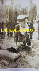 BİRLEŞİK KRALLIK ESKİ BAŞBAKANI MARGARET THATCHER'IN ORİJİNAL FOTOĞRAFI - ORIGINAL PHOTOGRAPH OF FORMER UNITED KINGDOM PRIME MINISTER MARGARET THATCHER - 18 x 12 cm EBADINDA - MARGARET THATCHER, TÜRKİYE ZİYARETİNDE GELİBOLU SAVAŞINDA ÖLEN İNGİLİZ ASKERLERİN MEZARLARINA ÇİÇEK KOYDU. - İNGİLTERE SİYASET TARİHİ (DURING HER VISIT TO TURKEY, MARGARET THATCHER LAID FLOWERS AT THE GRAVES OF BRITISH SOLDIERS WHO DIED IN THE GALLIPOLI BATTLE.) - ÖZEL ARŞİV