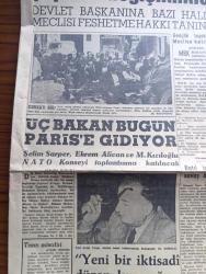 Akşam Gazetesi - Turkish Newspaper - 10 Aralık 1960 - kurucu meclis tasarısında yapılan değişiklikler - devlet başkanına bazı halde meclisi feshetme hakkı tanındı - 3 bakan Selim Sarper Ekrem Alican ve Muharrem İhsan Kızıloğlu Paris'e gidiyor - vali ve belediye reisi Refik Tulga dünkü basın toplantısında konuşuyor fotoğraf - Kasım Gülek Topkapı'da taş sopa görmedim dedi fotoğraf - olaylar sırasında İstanbul 3. Şube müdürü olan Nazım Sevin şehadeti esnasında bazı mütecavizleri de teşhis etti Fotoğrafı - ödenek davasına adı karışanlar iftira dediler - Kıbrıs için üçlü bir görüşme yapılacak - yeni basın kanunu ilk defa Tavşanlı'da tatbik olunuyor - Rus patriği de İstanbul'a geliyor - İstanbul'da bugün bu gece sinema tiyatro programı - Hülagünün gözdesi yazan Abdullah Ziya Kozanoğlu Çizen Suat Yalaz - NATO Türkiye Amerika yazan Müşerref Hekimoğlu - Ateşli Kız Gina yazan George Albert Gley Yazı Dizisi - ocakta transfer kabul edildi - Samim Uygun Galatasaray ile profesyonel mukavele imza