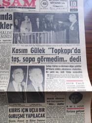 Akşam Gazetesi - Turkish Newspaper - 10 Aralık 1960 - kurucu meclis tasarısında yapılan değişiklikler - devlet başkanına bazı halde meclisi feshetme hakkı tanındı - 3 bakan Selim Sarper Ekrem Alican ve Muharrem İhsan Kızıloğlu Paris'e gidiyor - vali ve belediye reisi Refik Tulga dünkü basın toplantısında konuşuyor fotoğraf - Kasım Gülek Topkapı'da taş sopa görmedim dedi fotoğraf - olaylar sırasında İstanbul 3. Şube müdürü olan Nazım Sevin şehadeti esnasında bazı mütecavizleri de teşhis etti Fotoğrafı - ödenek davasına adı karışanlar iftira dediler - Kıbrıs için üçlü bir görüşme yapılacak - yeni basın kanunu ilk defa Tavşanlı'da tatbik olunuyor - Rus patriği de İstanbul'a geliyor - İstanbul'da bugün bu gece sinema tiyatro programı - Hülagünün gözdesi yazan Abdullah Ziya Kozanoğlu Çizen Suat Yalaz - NATO Türkiye Amerika yazan Müşerref Hekimoğlu - Ateşli Kız Gina yazan George Albert Gley Yazı Dizisi - ocakta transfer kabul edildi - Samim Uygun Galatasaray ile profesyonel mukavele imza
