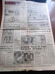 Akşam Gazetesi - Turkish Newspaper - 20 Haziran 1960 - soruşturma kurulu bugün ilan ediliyor - Suçlular ve diğerleri yazan Doçent Doktor Edip F. Çelik Başmakale - bakanlar kurulu tarafından tespit edilen liste Milli Birlik komitesine verildi - Galatasaray mezunları pilav günü fotoğraf - Sarıyer'deki esrarlı trafik kazasında iki genç öldü - Ödemiş şilebinde 100 kilo Afyon ele geçirildi - Adnan Menderes'e 60 bin dolarlık döviz nasıl gönderilmiş - Atatürk köşkü depo yapılmış - Güvenevler'in dertli sakinleri kongre yaptı fotoğraf - Sabıklar 155 bin liralık kumaşı parasız almış  - Kız kulesi kahramanı yazan Abdullah Ziya Kozanoğlu Çizen Suat Yalaz - Dördüncü Murad siyah Zambak yazan Suzan Sözen Yazı Dizisi - Sabıklar mikro teyple  emirleri tespit etmişler - radyoda köy programları yer alacak - Aziz Nesin Ratip Tahir Ve Suat Yalaz TEF Yarın çıkıyor - olimpiyatlara katılacak olan 119 kişilik kafile 70 kişiye indiriliyor - Beşiktaş Karagümrük karşısında terledi 0 0 fotoğraf - Nur Ökten
