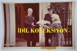 BİRLEŞİK KRALLIK ESKİ BAŞBAKANI MARGARET THATCHER'A HEDİYE VEREN NURİYE HOCA'NIN ORİJİNAL 2'Lİ FOTOĞRAFI SETİ - ORIGINAL 2 PHOTOGRAPH OF FORMER UNITED KINGDOM PRIME MINISTER MARGARET THATCHER - 17 x 11,5 cm ve 11 x 7 cm EBADINDA - TÜRK ÖĞRETMEN NURİYE, BAŞBAKAN MARGARET THATCHER VERECEĞİ ÖZEL HEDİYEYİ BAŞBAKANLIK BİNASI ÖNÜNDE THATCHER'IN YAVERİ JAMES BURRY'YE TESLİM ETTİ. - İNGİLTERE SİYASET TARİHİ (TURKISH TEACHER NURIYE HANDED THE SPECIAL GIFT SHE INTENDED TO GIVE TO PRIME MINISTER MARGARET THATCHER TO THATCHER'S AIDE, JAMES BURRY, IN FRONT OF THE PRIME MINISTER'S RESIDENCE.) - ÖZEL ARŞİV