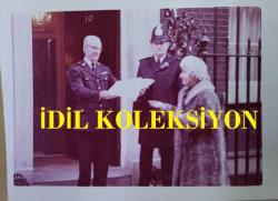 BİRLEŞİK KRALLIK ESKİ BAŞBAKANI MARGARET THATCHER'A HEDİYE VEREN NURİYE HOCA'NIN ORİJİNAL 2'Lİ FOTOĞRAFI SETİ - ORIGINAL 2 PHOTOGRAPH OF FORMER UNITED KINGDOM PRIME MINISTER MARGARET THATCHER - 17 x 11,5 cm ve 11 x 7 cm EBADINDA - TÜRK ÖĞRETMEN NURİYE, BAŞBAKAN MARGARET THATCHER VERECEĞİ ÖZEL HEDİYEYİ BAŞBAKANLIK BİNASI ÖNÜNDE THATCHER'IN YAVERİ JAMES BURRY'YE TESLİM ETTİ. - İNGİLTERE SİYASET TARİHİ (TURKISH TEACHER NURIYE HANDED THE SPECIAL GIFT SHE INTENDED TO GIVE TO PRIME MINISTER MARGARET THATCHER TO THATCHER'S AIDE, JAMES BURRY, IN FRONT OF THE PRIME MINISTER'S RESIDENCE.) - ÖZEL ARŞİV