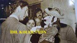 KRAL III. CHARLES'IN (CHARLES PHILIP ARTHUR GEORGE) ORİJİNAL FOTOĞRAFI - ORIGINAL PHOTOGRAPH OF CHARLES III, (CHARLES PHILIP ARTHUR GEORGE) - 20 x 15 cm EBADINDA - DÜN CORNWALL'DAKİ HELSTON'A YAPTIĞI ZİYARET SIRASINDA PRENS CHARLES İLE KARŞILAŞAN BAY PUNCH, ÜLKENİN EL SANATLARI DERNEĞİNİ ZİYARET ETTİ VE TAHTA KUKLAYA HAYRAN KALDI. PRENS CHARLES, ÜNLÜ BAY PUNCH KUKLASINI TUTARKEN. - (MR PUNCH MET PRINCE CHARLES YESTERDAY AS HE WAS ON O VISIT TO HELSTON, IN CORNWALL, AND STOPPED AT THE COUNTRY'S CRAFT ASSOCIATION, AND WAS FASCINATED WITH THE WOODEN PUPPETE. PRINCE CHARLES HOLDING THE FAMOUS PUPPET MR. PUNCH.) - ÖZEL ARŞİV