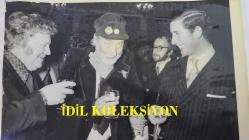 KRAL III. CHARLES'IN (CHARLES PHILIP ARTHUR GEORGE) ORİJİNAL FOTOĞRAFI - ORIGINAL PHOTOGRAPH OF CHARLES III, (CHARLES PHILIP ARTHUR GEORGE) - 20 x 15 cm EBADINDA - PRENS CHARLES, HARRY SECOMBE ve SPIKE MILIGAN SOHBET EDERLERKEN - (THE SCENE THE ECCENTRICS CLUB (WHERE ELSE?) THE TIME: THURSDAY NIGHT (29-11-1973). THE CAST TWO GOONS AND ONE PRINCE OF WALES. THE CONVERSATION... HARRY SECOMBE (LEFT): ''WHAT DO YOU THINK OF ME NEW SUEDE SHOES?'' SPIKE MILIGAN (CENTRE): ''YOU MEAN THOSE ARE SHOES, SHORTIE? I THOUGHT THEY WERE THIGH BOOTS.'' PRINCE CHARLES: ''THIGH NO MORE.'' THE TRIO MET AT A PARTY IN LONDON TO LUNCH THE SECOND BOOK OF GOON SHOW RADIO SCRIPTS. 30th NOVEMBER 1973) - ÖZEL ARŞİV