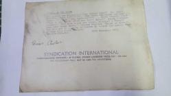 KRAL III. CHARLES'IN (CHARLES PHILIP ARTHUR GEORGE) ORİJİNAL FOTOĞRAFI - ORIGINAL PHOTOGRAPH OF CHARLES III, (CHARLES PHILIP ARTHUR GEORGE) - 20 x 15 cm EBADINDA - PRENS CHARLES, HARRY SECOMBE ve SPIKE MILIGAN SOHBET EDERLERKEN - (THE SCENE THE ECCENTRICS CLUB (WHERE ELSE?) THE TIME: THURSDAY NIGHT (29-11-1973). THE CAST TWO GOONS AND ONE PRINCE OF WALES. THE CONVERSATION... HARRY SECOMBE (LEFT): ''WHAT DO YOU THINK OF ME NEW SUEDE SHOES?'' SPIKE MILIGAN (CENTRE): ''YOU MEAN THOSE ARE SHOES, SHORTIE? I THOUGHT THEY WERE THIGH BOOTS.'' PRINCE CHARLES: ''THIGH NO MORE.'' THE TRIO MET AT A PARTY IN LONDON TO LUNCH THE SECOND BOOK OF GOON SHOW RADIO SCRIPTS. 30th NOVEMBER 1973) - ÖZEL ARŞİV