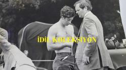 KRAL III. CHARLES'IN (CHARLES PHILIP ARTHUR GEORGE) ORİJİNAL FOTOĞRAFI - ORIGINAL PHOTOGRAPH OF CHARLES III, (CHARLES PHILIP ARTHUR GEORGE) - 25 x 17 cm EBADINDA - POLO PRENSİ!.. CHARLES, NUMARALI TAKIM KAZAĞINI ÇIKARIRKEN, YANINDAKİ BİR TRİBÜN MENAJERİ DE GÖZLERİNİ USTACA KAÇIRARAK, PRENSİN GÖĞSÜNÜN NADİR VE SON DERECE ETKİLEYİCİ BİR GÖRÜNTÜSÜNÜ SUNUYOR. - (POLO PRINCE!.. A RARE AND SINGULARLY IMPRESSIVE VIEW OF THE PRINCELY CHEST IS AFFORDED AS CHARLES CHANGES OUT OF HIS NUMBERED TEAM SWEATER WHILE AN SIDE STAND SIDE WITH EYES DISCREETLY AVERTED. CAMERA PRESS, LONDON, RICHARD SLADE) - ÖZEL ARŞİV