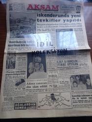 Akşam Gazetesi - Turkish Newspaper - 23 Aralık 1960 - Aziz Atatürk'ün heykeline yapılan tecavüz hareketi sebebiyle İskenderun'da yeni tevkifler yapıldı - nezareti alınanlardan 135 i tahliye edildi - Dün İstinye tersanesinde bir yüzer havuz ve bir de şehir hattı vapuru denize indirildi Fotoğrafı - Edirne'de üniversite kurulması şarttır - sanayi bakanı Şahap Kocatopçu yurda geldi - CHP'li gençler kurucu meclise en az 2 temsilci göndermek istiyor - göbek dansı New York'ta yaygın - Tarsus gemisi için dalış yapan dalgıç Hasan Boztepe öldü - Adana canavarı Bilal Kutluca dün idam edildi fotoğraf - İpar davasında bir şahit Amerika'ya üç katlı bir apartman bile sokulur dedi - Hülagünün gözdesi yazan Abdullah Ziya Kozanoğlu Çizen Suat Yalaz - İstanbul'da bugün bu gece sinema tiyatro programı - Ateşli kız Gina yazan George Albert Gley Yazı Dizisi - Fenerbahçe'nin Beşiktaş ile yapacağı kritik maçta Can Bartu oynayacak - Galatasaray Ankara'ya gitti - Beşiktaş yine topsuz çalıştı - Spor Toto