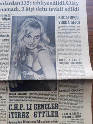 Akşam Gazetesi - Turkish Newspaper - 23 Aralık 1960 - Aziz Atatürk'ün heykeline yapılan tecavüz hareketi sebebiyle İskenderun'da yeni tevkifler yapıldı - nezareti alınanlardan 135 i tahliye edildi - Dün İstinye tersanesinde bir yüzer havuz ve bir de şehir hattı vapuru denize indirildi Fotoğrafı - Edirne'de üniversite kurulması şarttır - sanayi bakanı Şahap Kocatopçu yurda geldi - CHP'li gençler kurucu meclise en az 2 temsilci göndermek istiyor - göbek dansı New York'ta yaygın - Tarsus gemisi için dalış yapan dalgıç Hasan Boztepe öldü - Adana canavarı Bilal Kutluca dün idam edildi fotoğraf - İpar davasında bir şahit Amerika'ya üç katlı bir apartman bile sokulur dedi - Hülagünün gözdesi yazan Abdullah Ziya Kozanoğlu Çizen Suat Yalaz - İstanbul'da bugün bu gece sinema tiyatro programı - Ateşli kız Gina yazan George Albert Gley Yazı Dizisi - Fenerbahçe'nin Beşiktaş ile yapacağı kritik maçta Can Bartu oynayacak - Galatasaray Ankara'ya gitti - Beşiktaş yine topsuz çalıştı - Spor Toto