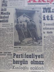 Akşam Gazetesi - Turkish Newspaper - 17 Ocak 1961 - İkili meclis kabul edildi - Parti faaliyeti her gün olmaz - temsilciler mal beyannamelerinin daha sarih olmasını ve başkanlıkça saklanmasını istediler - Adana'ya 18 kilometre mesafede Arap Ali mevkiinde Petrol sondajları başlamıştır - altın fiyatlarında ani bir yükselme oldu - köylü kıyafetine bürünen milletvekili Servet Sezgin halkı kışkırtmış - geyikli olayları sanıklarından bir kısmı duruşma salonuna böyle getirildi Fotoğrafı - sinemacıların isteğini Milli Birlik Komitesi kabul etmedi - Beyoğlu'nda GİLDA mağazasını soyanlar yakayı ele verdi - Seks partisinin tahkikatı genişledi - Hülagünün gözdesi yazan Abdullah Ziya Kozanoğlu Çizen Suat Yalaz - Karaborsacı Hayro bilet satarken yakalandı - İpar gemileri baş belası oldu - Fenerbahçe'de eskiler duruma hakim oldu - Razi Trak sokakta seçilen idare heyetiyle çalışmam dedi - Fenerbahçe Ankara'da Tatra ile Beşiktaş İstanbul'da Rapid ile karşılaşacak - Galatasaray'da bekarlar bugün kampa