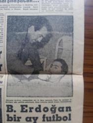 Akşam Gazetesi - Turkish Newspaper - 17 Ocak 1961 - İkili meclis kabul edildi - Parti faaliyeti her gün olmaz - temsilciler mal beyannamelerinin daha sarih olmasını ve başkanlıkça saklanmasını istediler - Adana'ya 18 kilometre mesafede Arap Ali mevkiinde Petrol sondajları başlamıştır - altın fiyatlarında ani bir yükselme oldu - köylü kıyafetine bürünen milletvekili Servet Sezgin halkı kışkırtmış - geyikli olayları sanıklarından bir kısmı duruşma salonuna böyle getirildi Fotoğrafı - sinemacıların isteğini Milli Birlik Komitesi kabul etmedi - Beyoğlu'nda GİLDA mağazasını soyanlar yakayı ele verdi - Seks partisinin tahkikatı genişledi - Hülagünün gözdesi yazan Abdullah Ziya Kozanoğlu Çizen Suat Yalaz - Karaborsacı Hayro bilet satarken yakalandı - İpar gemileri baş belası oldu - Fenerbahçe'de eskiler duruma hakim oldu - Razi Trak sokakta seçilen idare heyetiyle çalışmam dedi - Fenerbahçe Ankara'da Tatra ile Beşiktaş İstanbul'da Rapid ile karşılaşacak - Galatasaray'da bekarlar bugün kampa