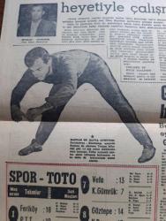 Akşam Gazetesi - Turkish Newspaper - 17 Ocak 1961 - İkili meclis kabul edildi - Parti faaliyeti her gün olmaz - temsilciler mal beyannamelerinin daha sarih olmasını ve başkanlıkça saklanmasını istediler - Adana'ya 18 kilometre mesafede Arap Ali mevkiinde Petrol sondajları başlamıştır - altın fiyatlarında ani bir yükselme oldu - köylü kıyafetine bürünen milletvekili Servet Sezgin halkı kışkırtmış - geyikli olayları sanıklarından bir kısmı duruşma salonuna böyle getirildi Fotoğrafı - sinemacıların isteğini Milli Birlik Komitesi kabul etmedi - Beyoğlu'nda GİLDA mağazasını soyanlar yakayı ele verdi - Seks partisinin tahkikatı genişledi - Hülagünün gözdesi yazan Abdullah Ziya Kozanoğlu Çizen Suat Yalaz - Karaborsacı Hayro bilet satarken yakalandı - İpar gemileri baş belası oldu - Fenerbahçe'de eskiler duruma hakim oldu - Razi Trak sokakta seçilen idare heyetiyle çalışmam dedi - Fenerbahçe Ankara'da Tatra ile Beşiktaş İstanbul'da Rapid ile karşılaşacak - Galatasaray'da bekarlar bugün kampa