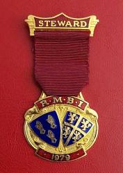 İngiltere Birleşik Krallık, Durham Bölgesi Kraliyet Masonik Yardım Kurumu Yonetici Vekil Madalyası. Steward/R.M.B.I. 1979. Pirinç Üzeri Renkli Mineli. (35x70 mm)
